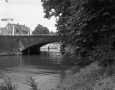 83801 Gezicht op een gedeelte van de Tolsteegbrug over de Stadsbuitengracht te Utrecht.